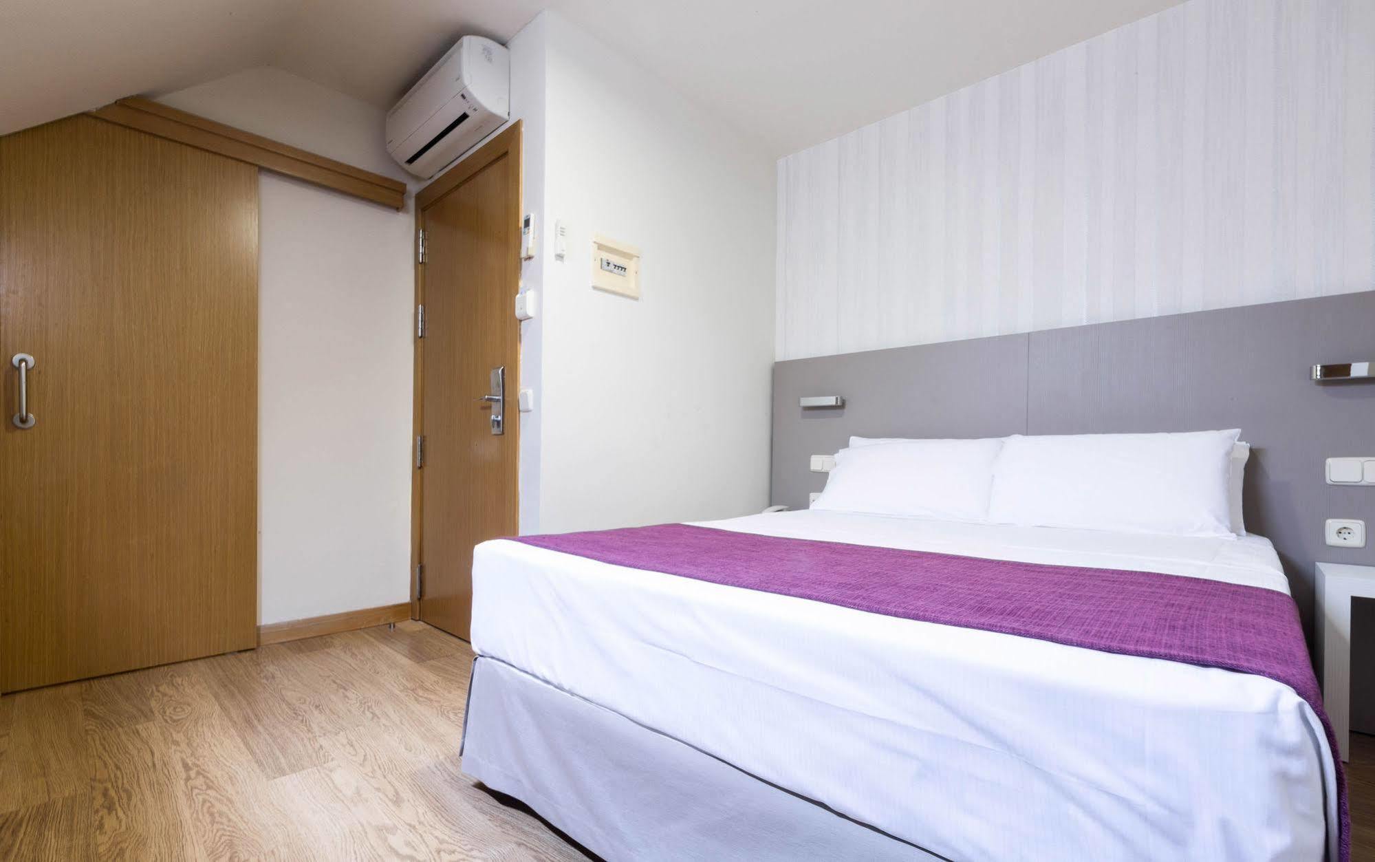 Di' Carlo Hotell Madrid Exteriör bild